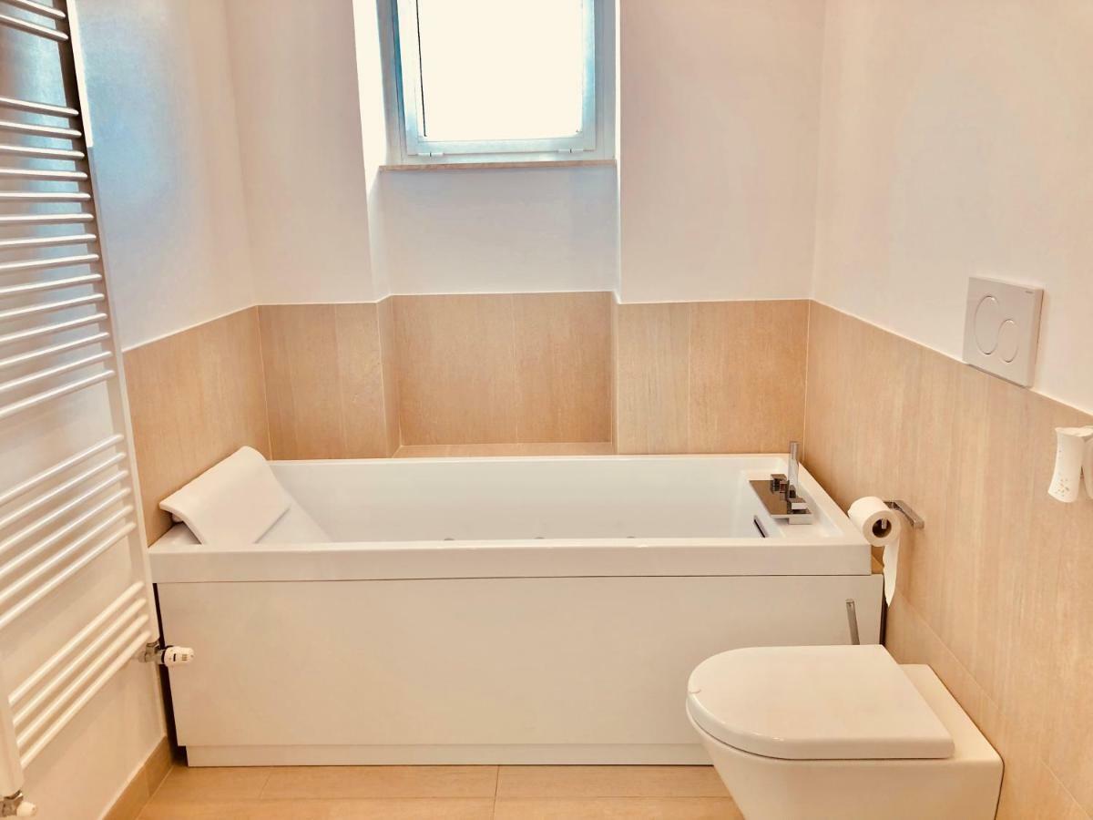 Attico Palazzo Di Vetro Apartment Луино Екстериор снимка